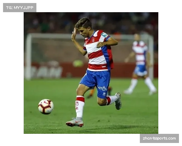 特写：格拉纳达门将扑出点球后手指天空，告慰近日去世的祖父